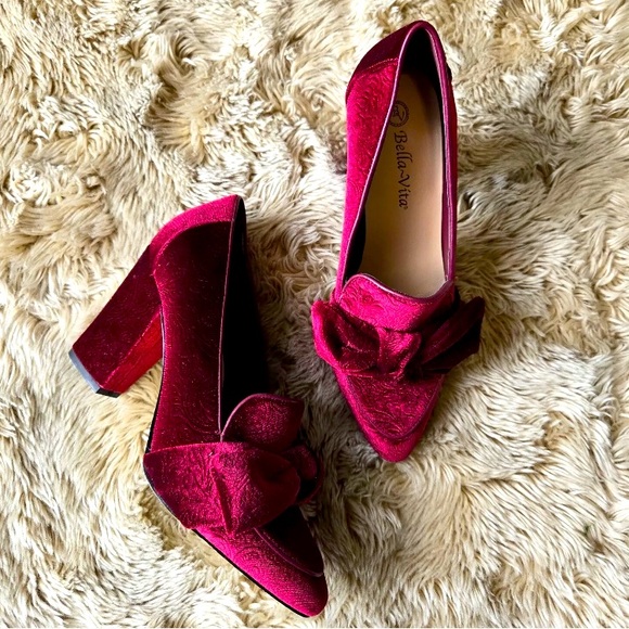 NWT Bella Vita Gala II Red Velour Damask Embossed Pointed Toe Bow Block Heel 12 - Picture 2 of 6